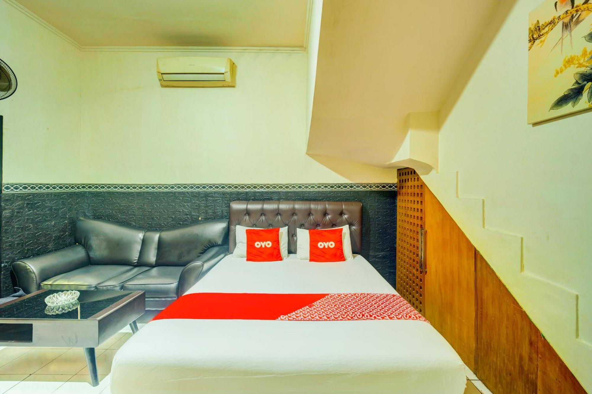 Oyo 93132 Modom Homestay Near Rs Islam Jakarta Pondok Kopi Экстерьер фото