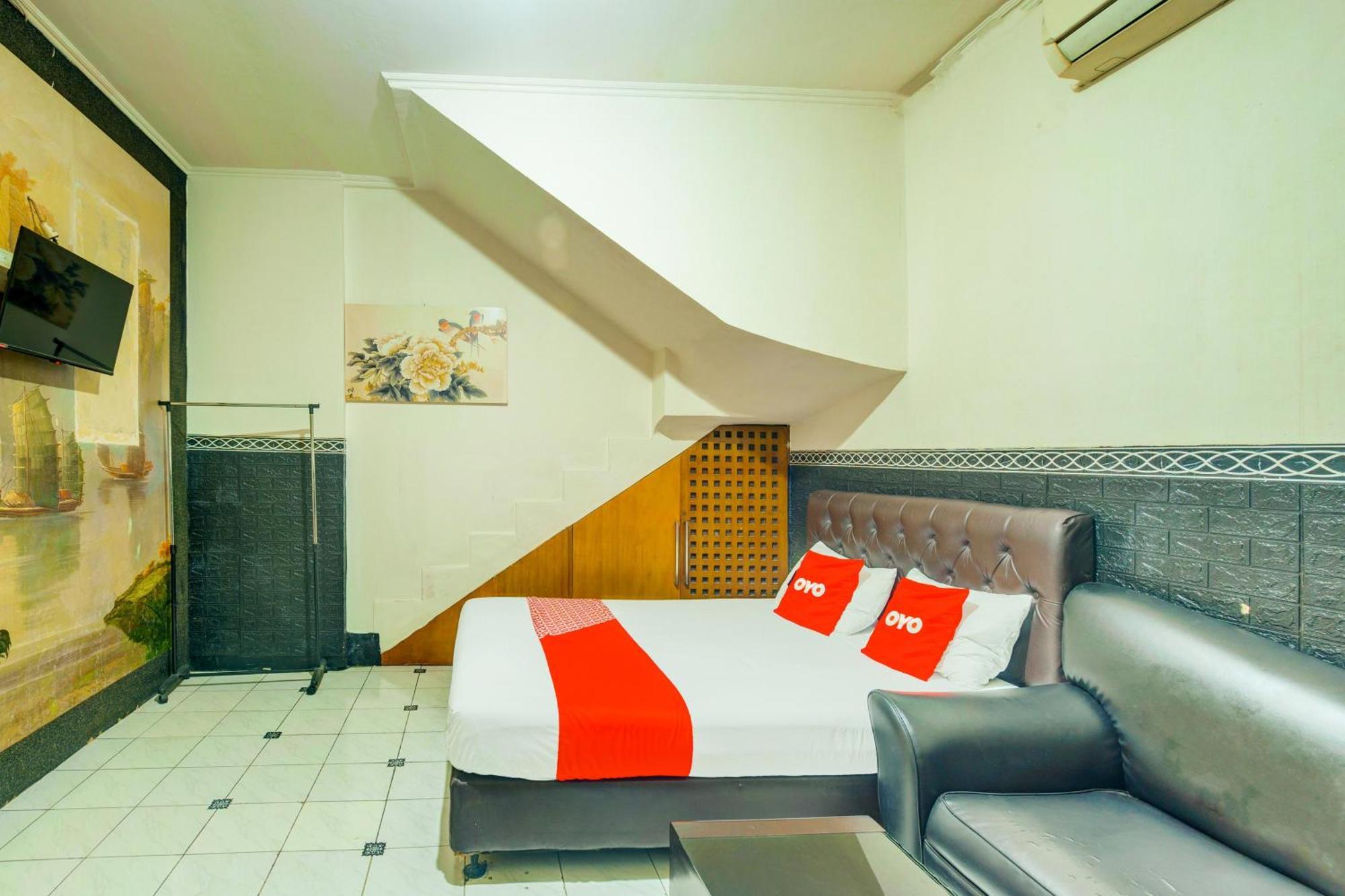 Oyo 93132 Modom Homestay Near Rs Islam Jakarta Pondok Kopi Экстерьер фото