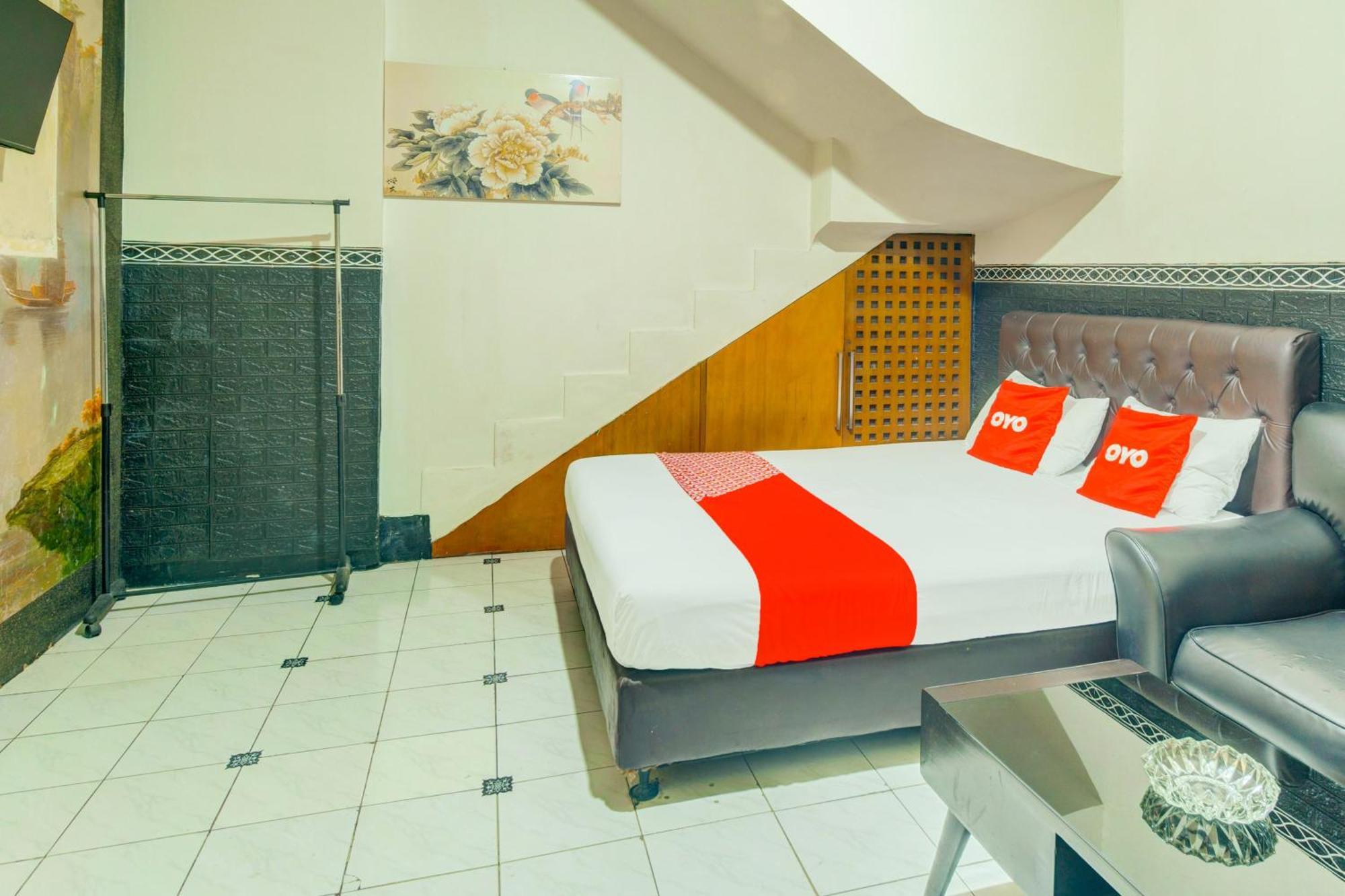 Oyo 93132 Modom Homestay Near Rs Islam Jakarta Pondok Kopi Экстерьер фото