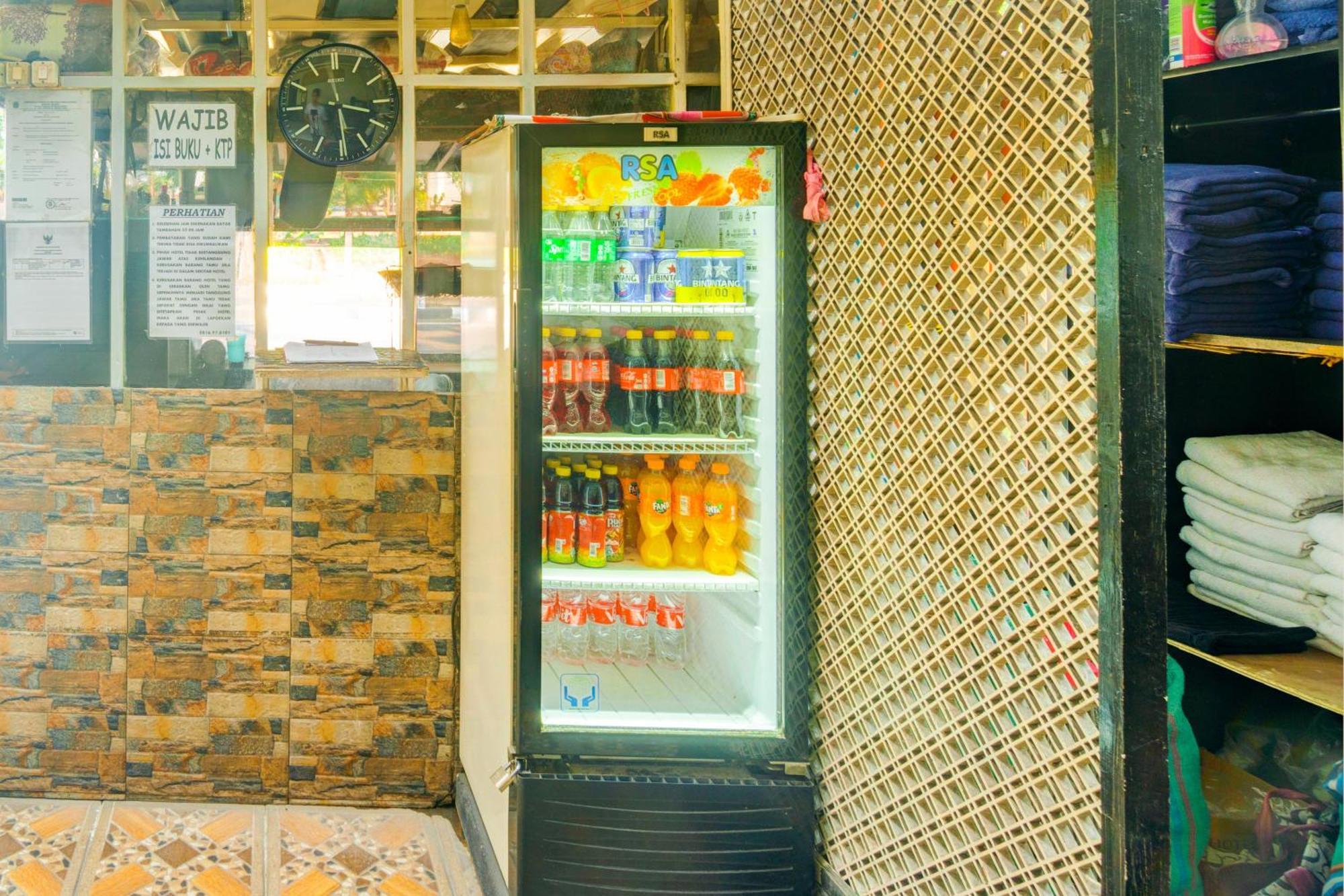 Oyo 93132 Modom Homestay Near Rs Islam Jakarta Pondok Kopi Экстерьер фото